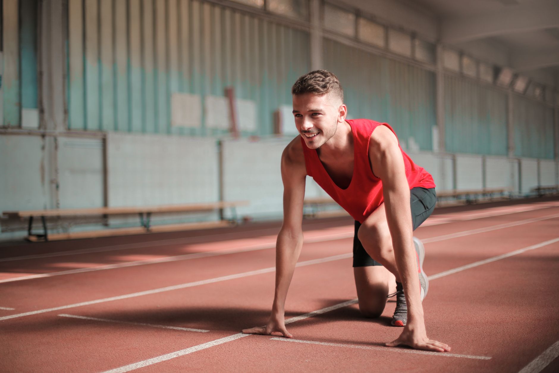 Coureur prêt à partir sur une piste en salle