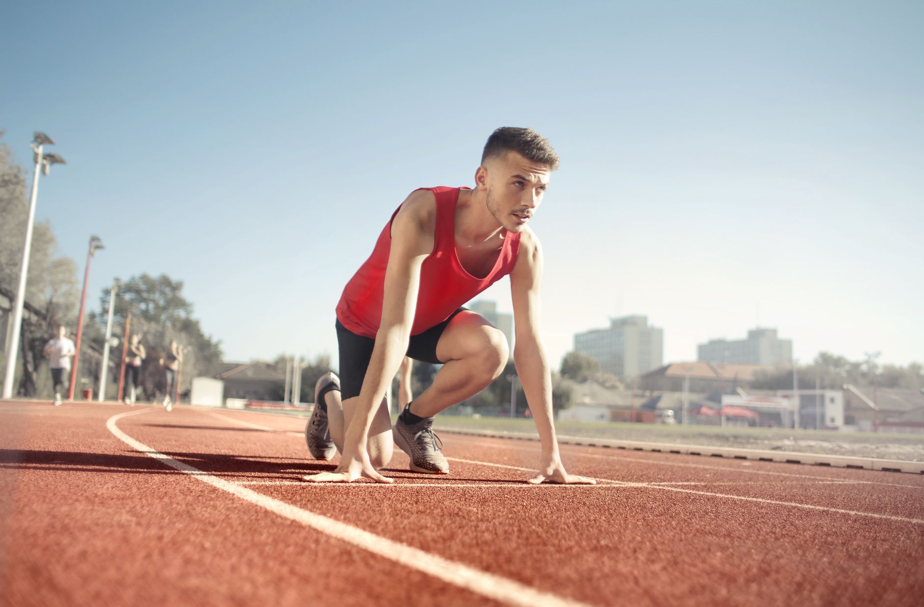 Sprinteur en position de départ sur une piste extérieure