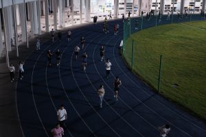 Groupe de coureurs sur une piste en soirée