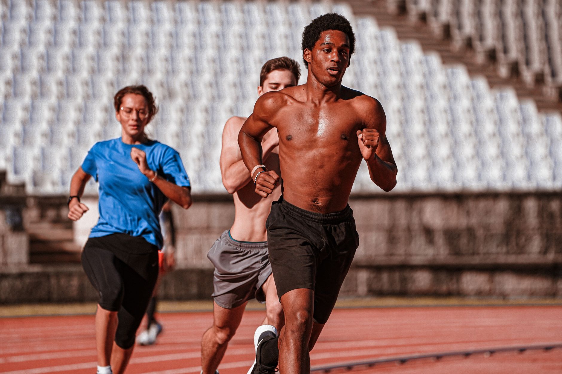 Athlètes à l’entraînement sur une piste extérieure