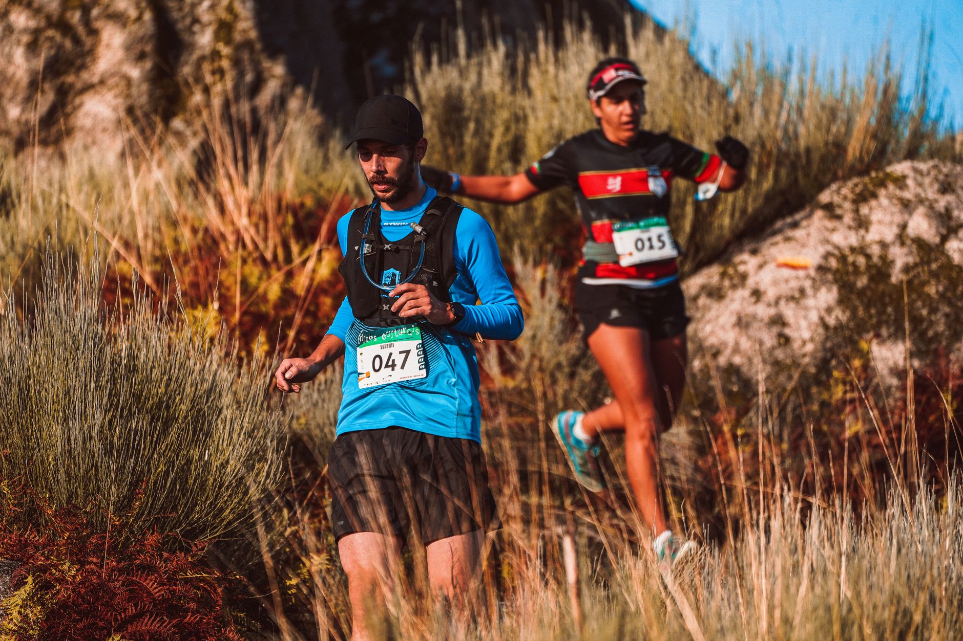 Deux coureurs sur un sentier de trail